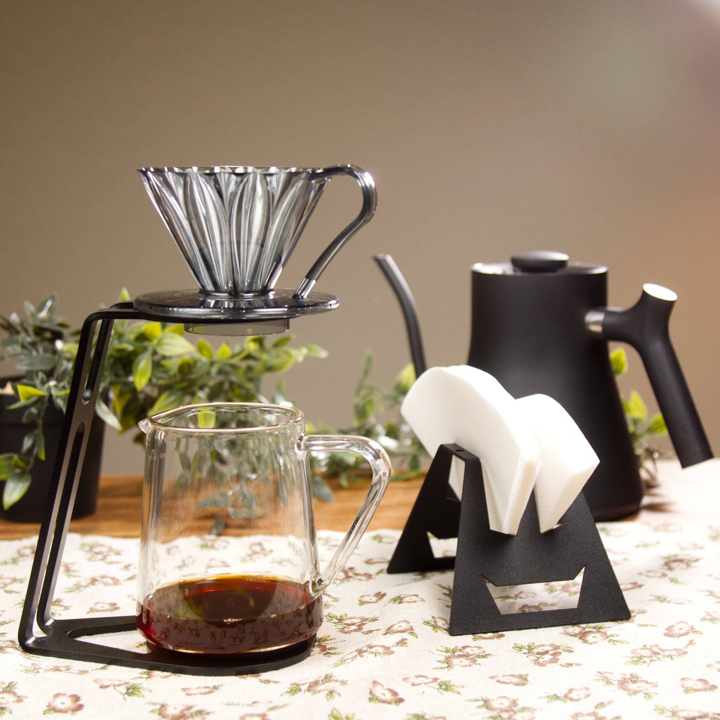 Ergonomic Metal Coffee Filter Holder "Creature" - For V60, Cone paper filters